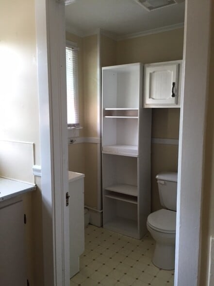 full bathroom - 62 W Spring St