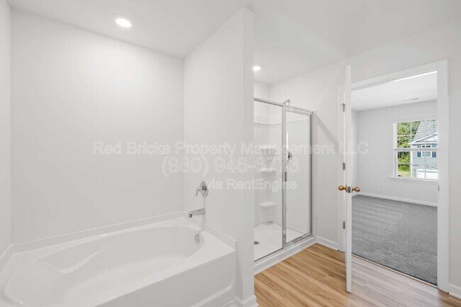 Building Photo - 1837 Vanderlyn St