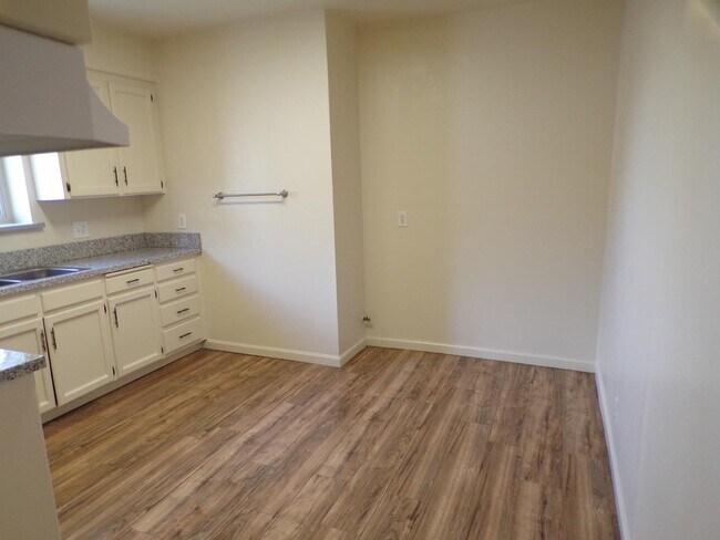 Building Photo - 6939 E Kings Canyon Rd
