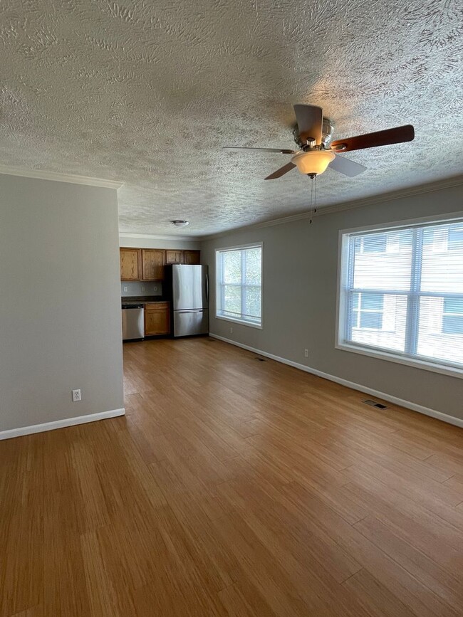 Building Photo - 2 bed 1 bath Central AC and W/D in unit