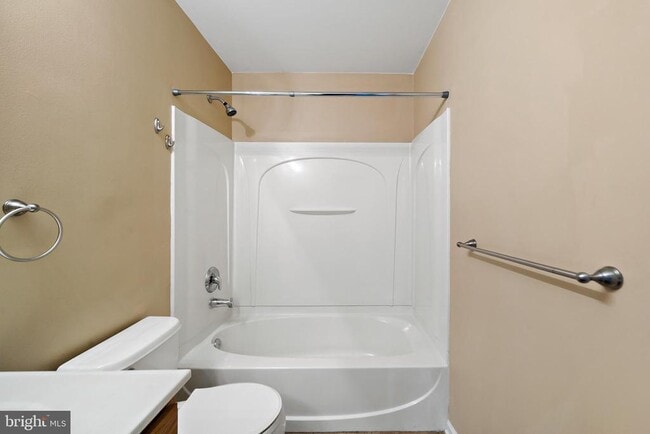 Building Photo - 12 Highbridge Ln