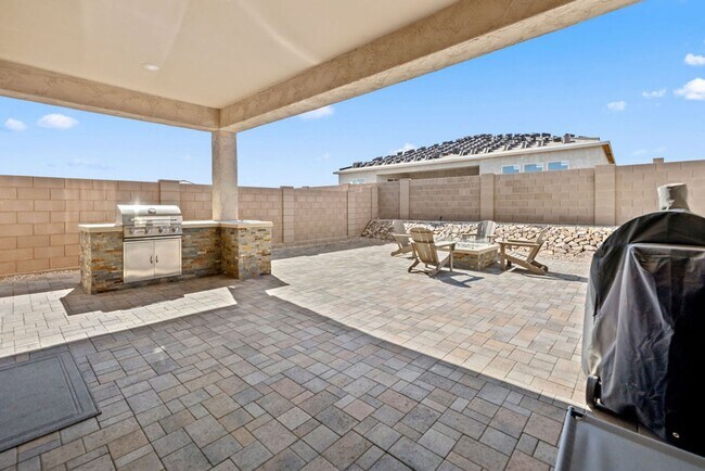 Building Photo - Newer Single Story 5 Bedroom 3 Bath Home in Vail