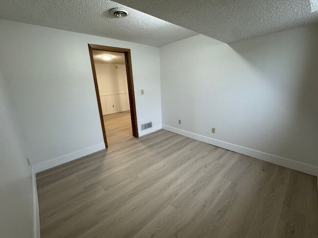 Building Photo - Cute Home in Central Bismarck with Huge Garage