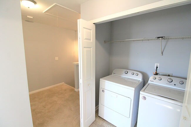 Building Photo - Move-in Ready Townhome!!