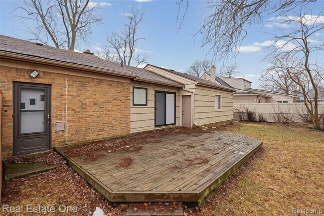 Building Photo - 2360 Pine View Dr