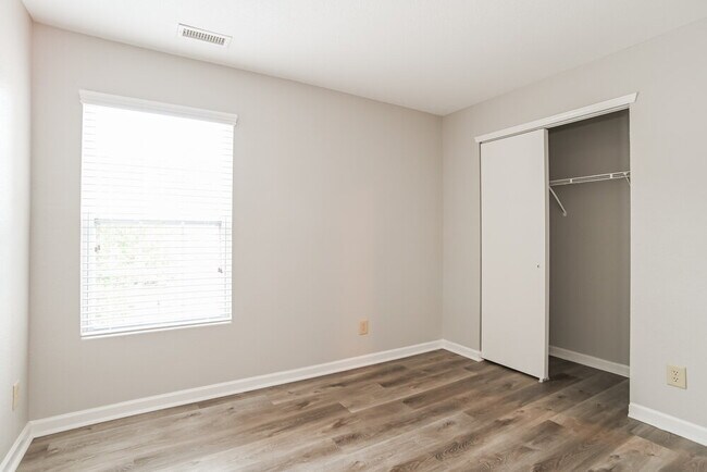 Building Photo - 13921 Lawrence Farm Ln