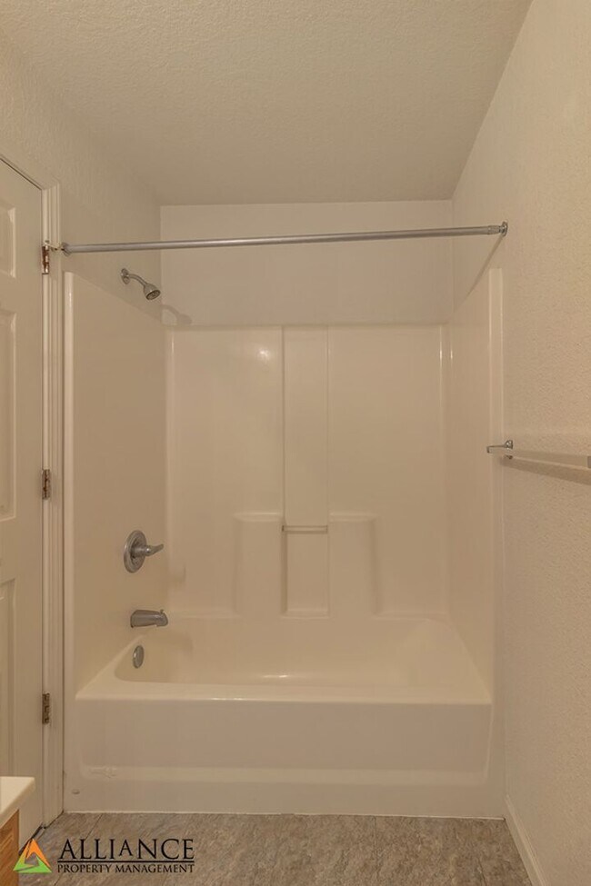 Building Photo - Balcony & Walkout Basement!