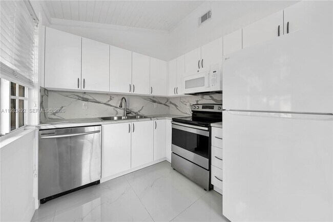 Building Photo - 2731 SW 24th St