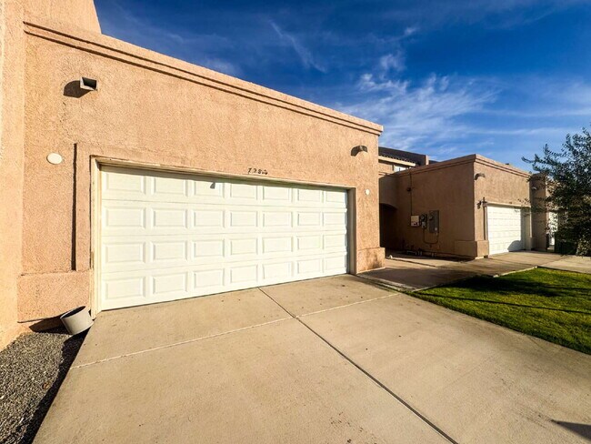 Building Photo - "Spacious 4-Bed, 3-Bath Condo in Desert Sky!"