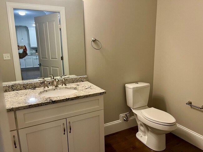 Building Photo - 8 Island Ct