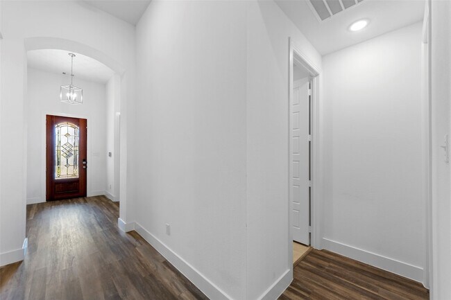 Building Photo - 2025 St Andrews Dr