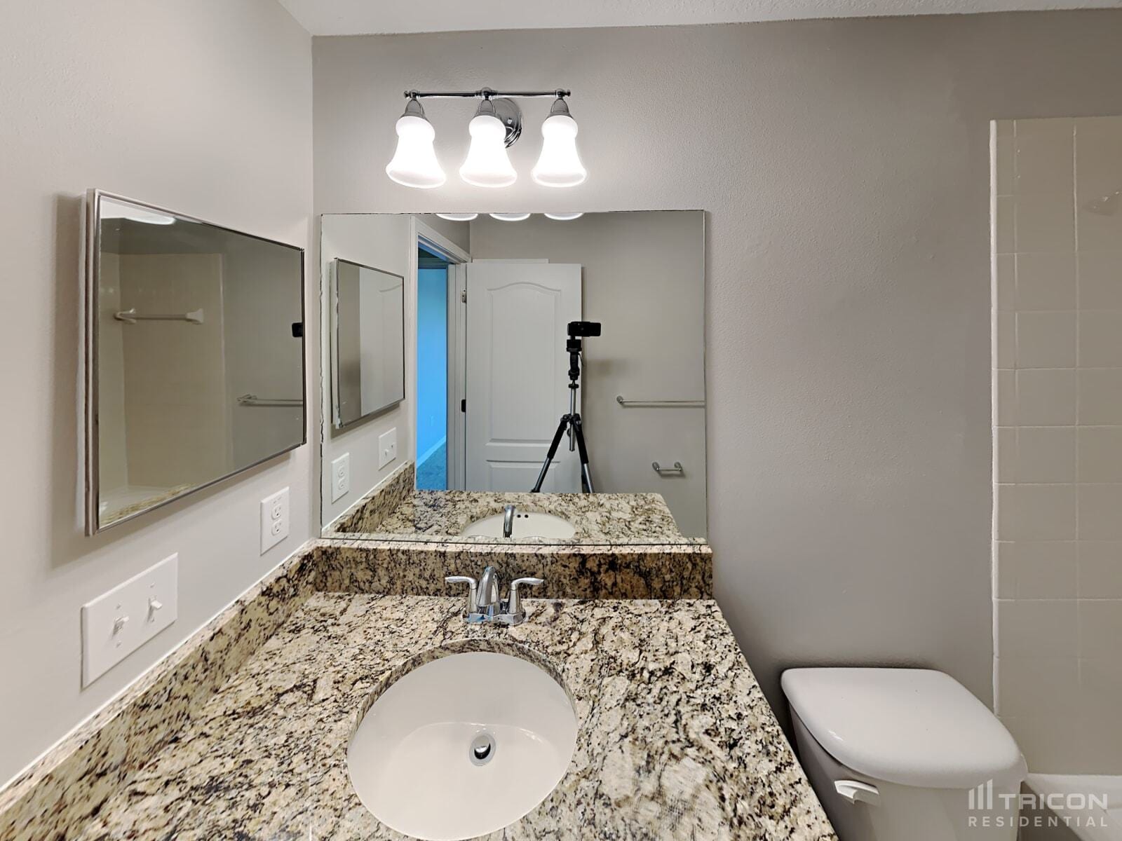 Building Photo - 13805 Newport Shores Dr