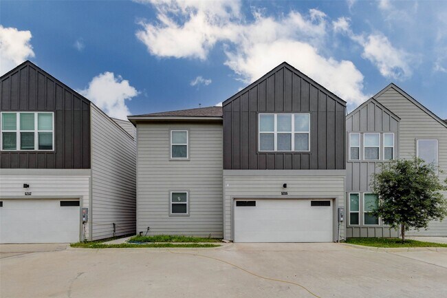 Building Photo - 5727 Elysian St