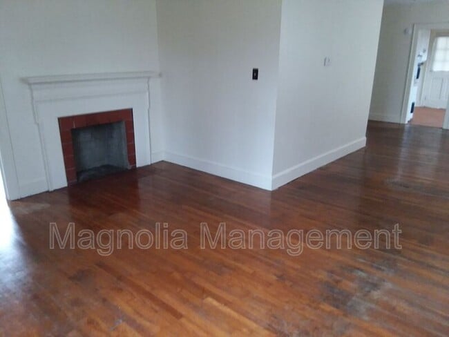 Building Photo - 410 Young St