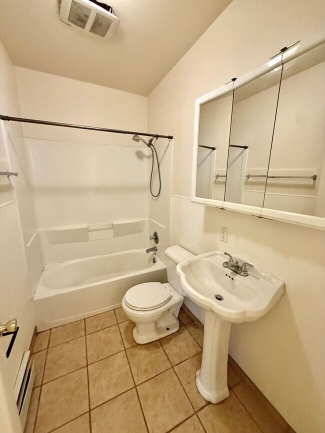 Building Photo - 1/2 Off First Months Rent! 3 Bed + 2 bonus rooms in basement, 2 Bath Home NEAR CSU! Flexible leas...