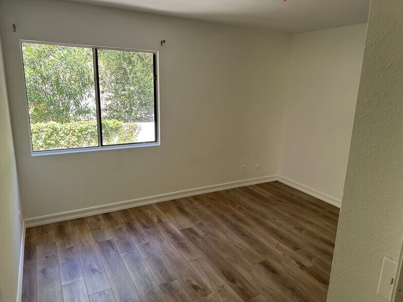 Building Photo - 336 S Travelodge Dr