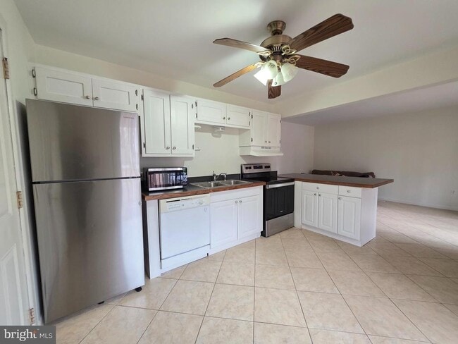 Building Photo - 13 Sailors Way