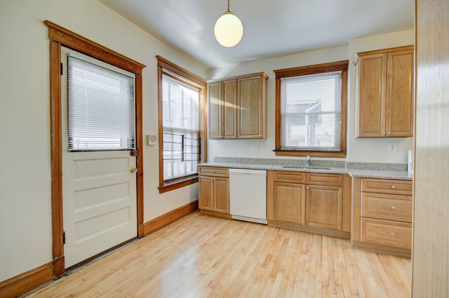 Building Photo - 848 W Waveland Ave