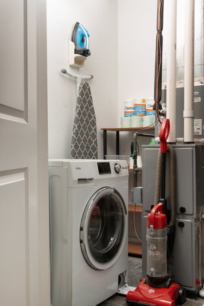 Building Photo - 846 N Hermitage Ave