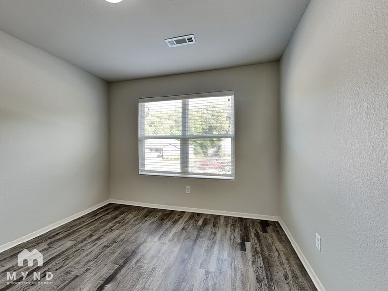 Building Photo - 9207 Pleasant Valley Dr