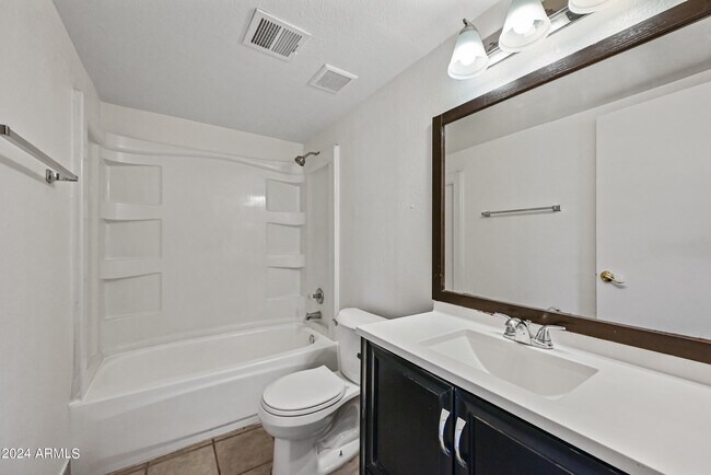 Building Photo - 35 N May