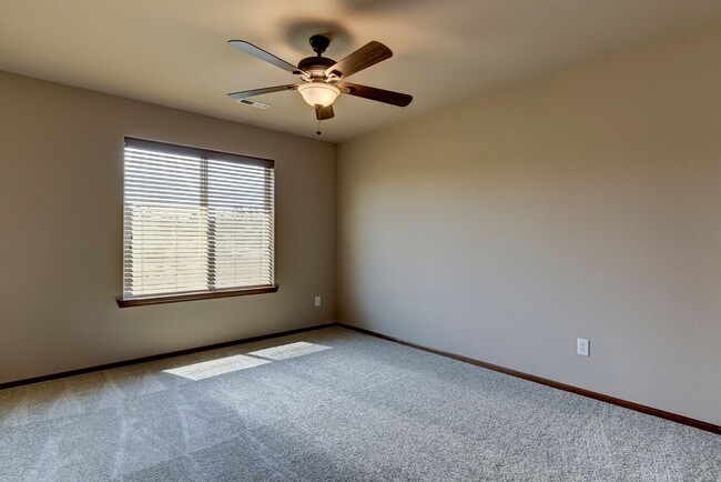 Building Photo - 3 Bedroom, 2.5 Bath Island Place Townhome