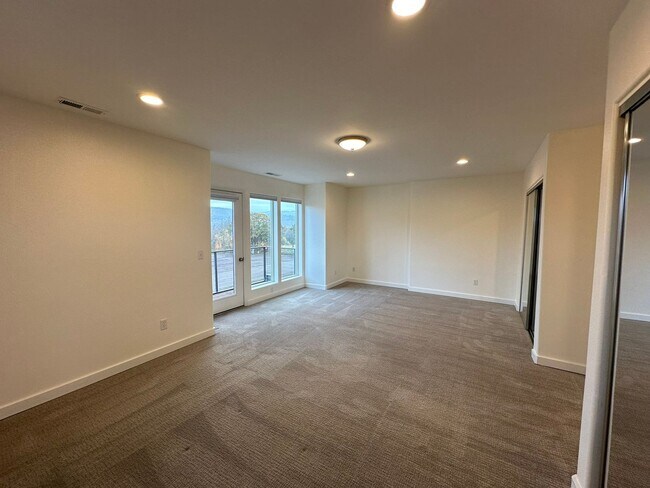 Building Photo - Application Pending - 3 Bedroom Townhouse For Rent In Hood River