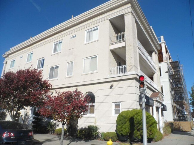Building Photo - 25 S Surrey Ave