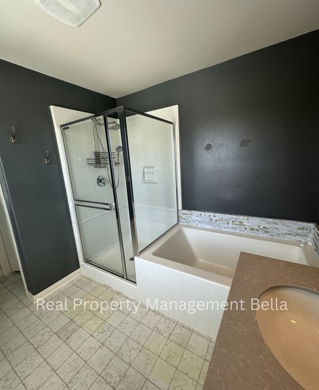 Building Photo - Cul-de-Sac Comfort + Space for Everyone