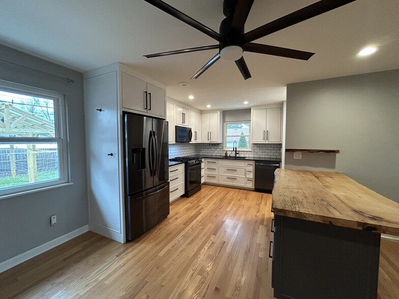 Building Photo - 1008 Lambeth Dr