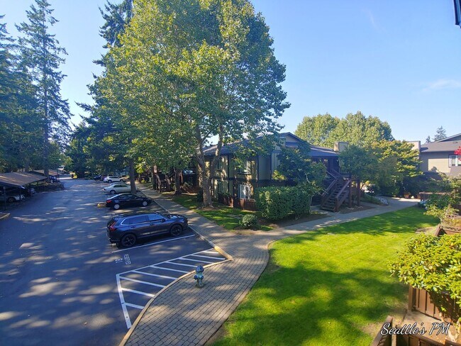 Building Photo - Beatiful Top Floor Condo-Close to Light Rail