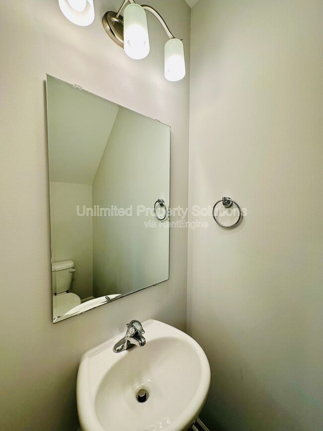 Building Photo - 1301 Putnam Dr