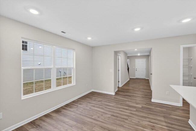 Building Photo - Spacious 5BR House in Statesville