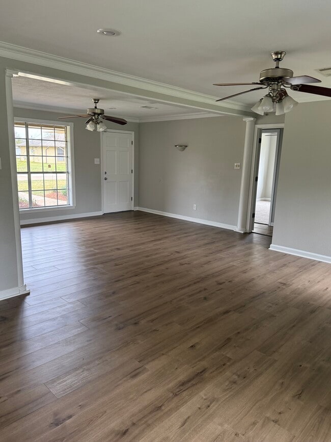 Building Photo - 914 Maureen St