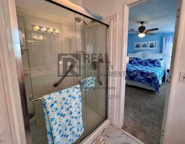 Building Photo - 202 Fan Palm Ln