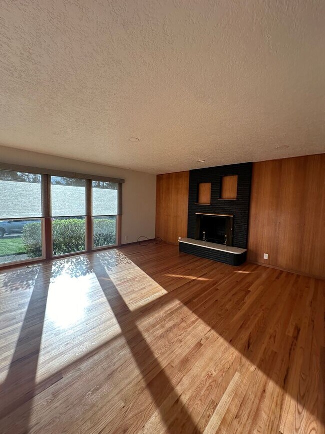 Building Photo - GORGEOUS RANCH STYLE HOME ON HUGE MANICURED LOT IN GARDEN HOME IN SW PORTLAND