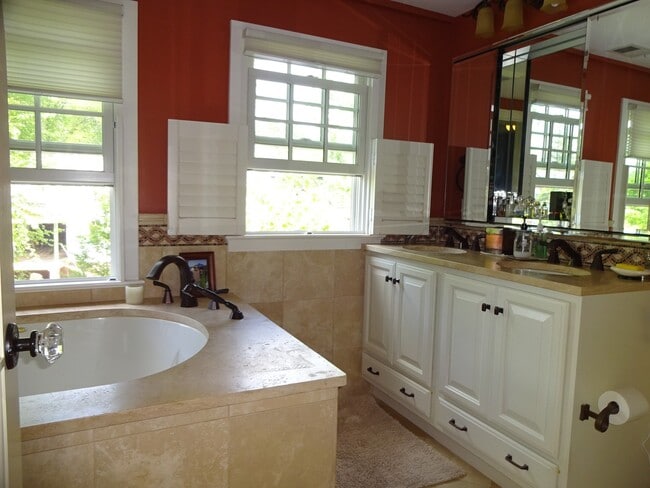 Building Photo - Beautiful Home with Fenced Yard in Rosemont!