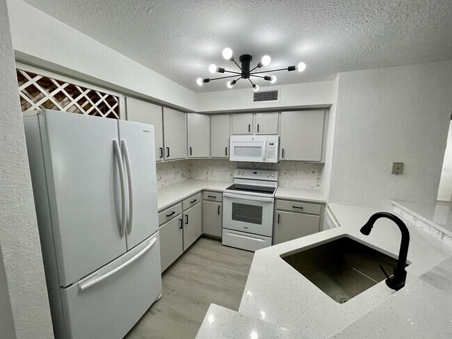 Building Photo - 827 Camargo Way