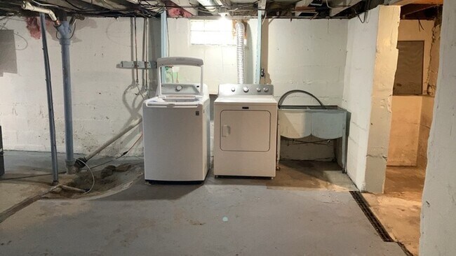 Building Photo - 908 Watervliet Ave