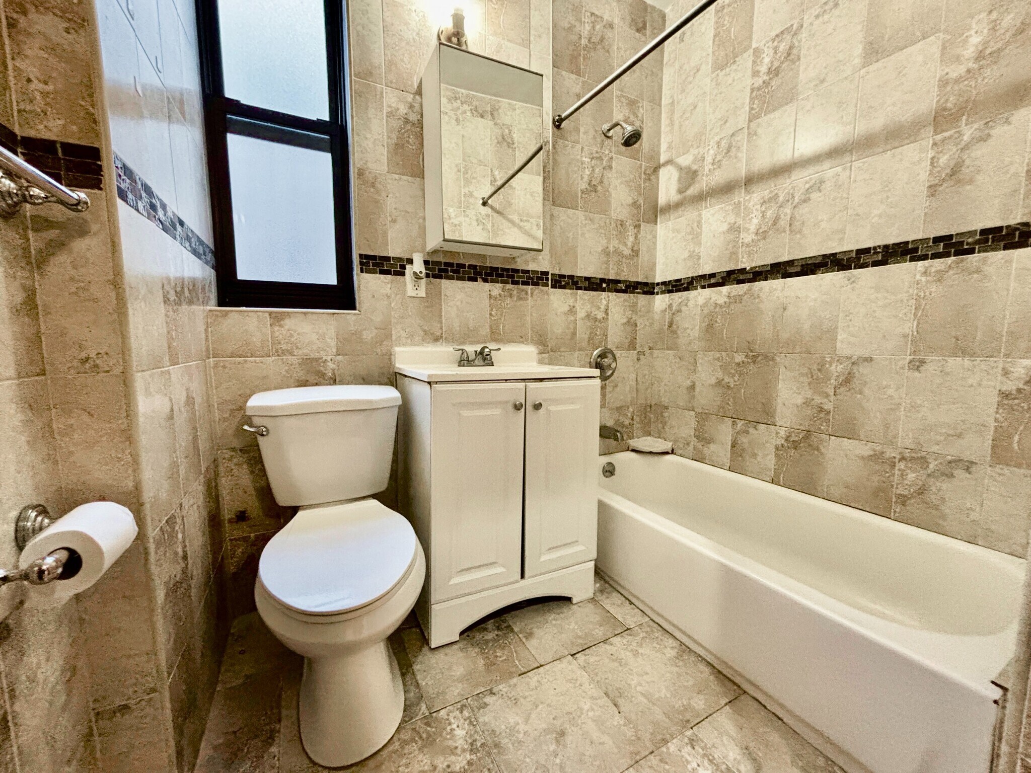 Building Photo - 30 Dongan Pl