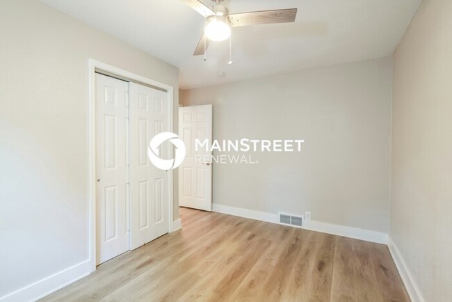Building Photo - 1405 Country Club Dr
