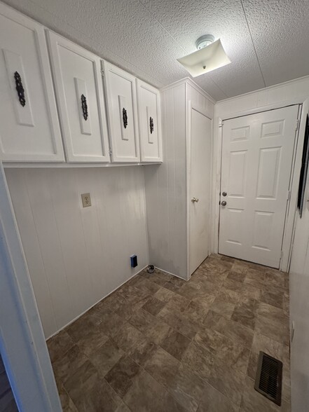 Building Photo - 2300 Sun Valley Cir
