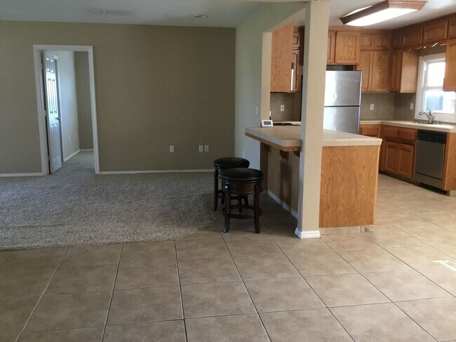 Building Photo - 5430 N Madera Ave