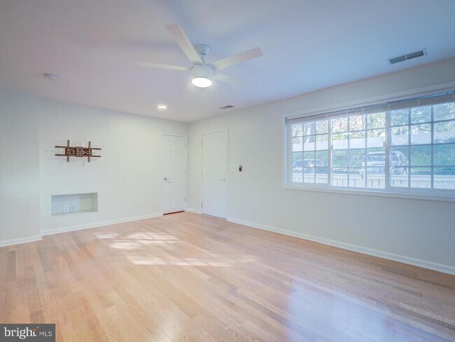 Building Photo - 5210 Maris Ave