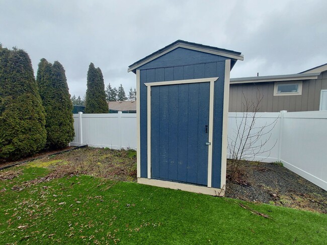 Building Photo - Available Now 3 bedroom, 2bath!!