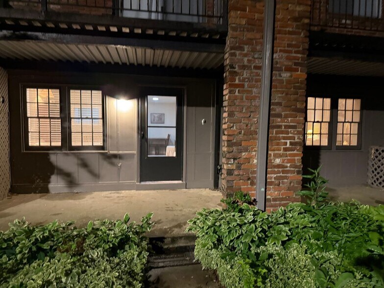 Building Photo - 3101 Colonial Way