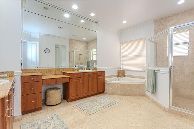 Building Photo - 10703 Versailles Blvd