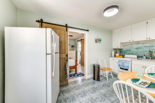 Building Photo - 340 78th Ave