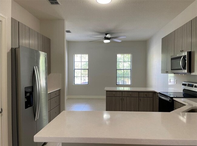 Building Photo - 2 Bedroom Townhome with 1 Car attached Gar...