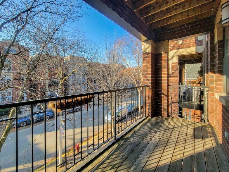 Building Photo - 3230 N Kenmore Ave